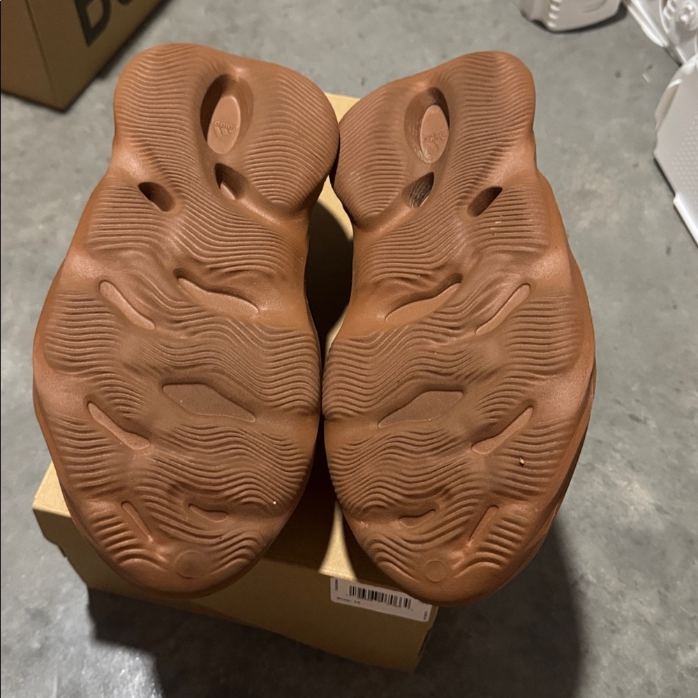 Yeezy Foam Runner in Brown - Picture 5 of 6
